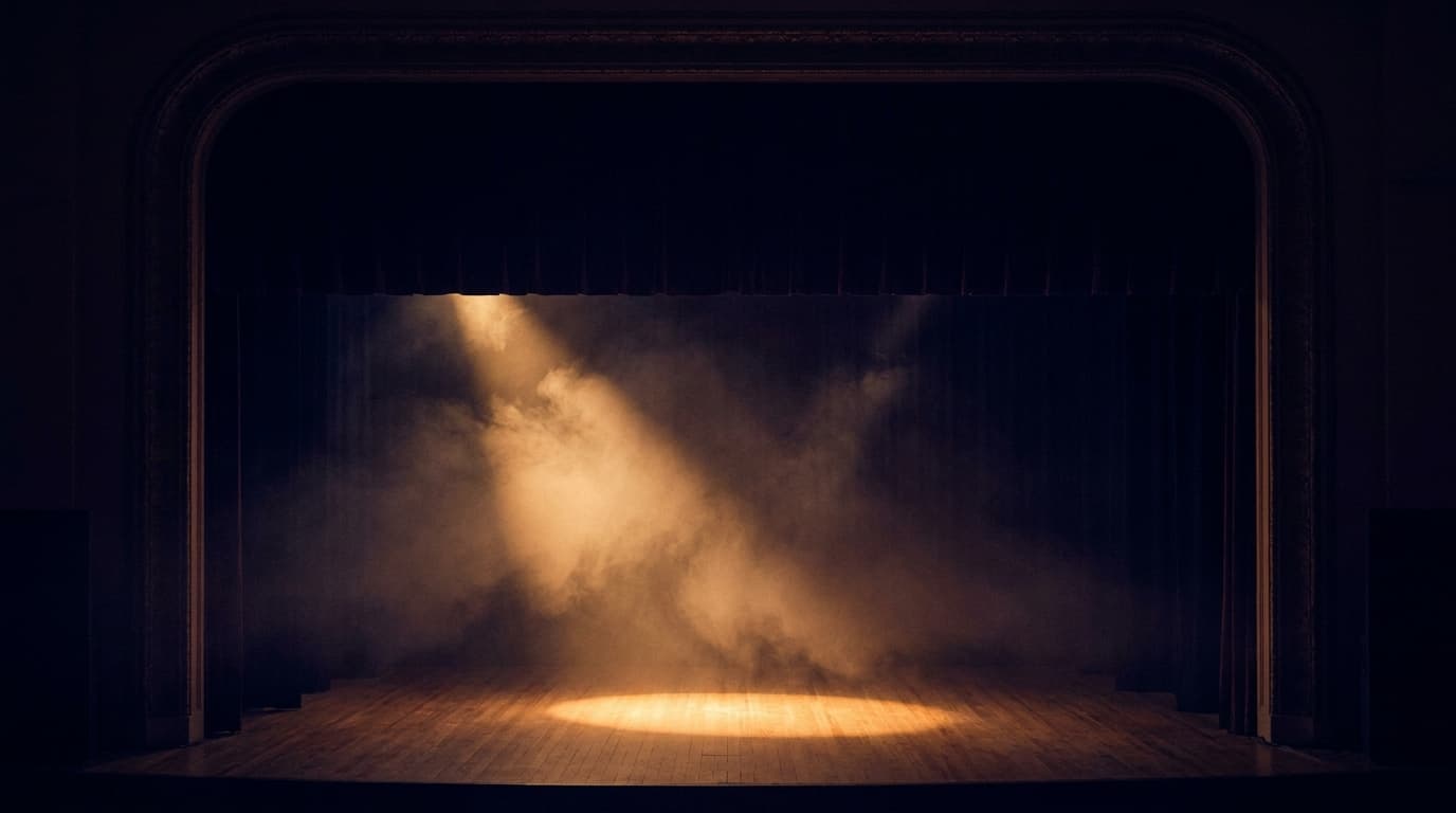 Leere Buehne im warmen Spotlight